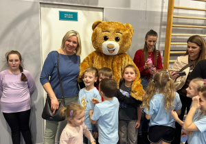 Dzieci na sali gimnastycznej biorą udział w turnieju.