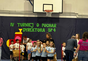 Dzieci na sali gimnastycznej biorą udział w turnieju.