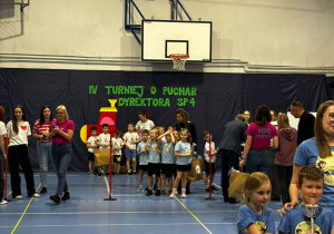 Dzieci na sali gimnastycznej biorą udział w turnieju.