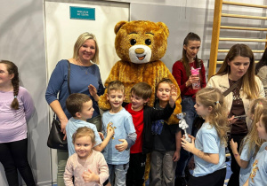 Dzieci na sali gimnastycznej biorą udział w turnieju.