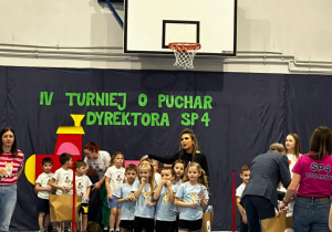 Dzieci na sali gimnastycznej biorą udział w turnieju.