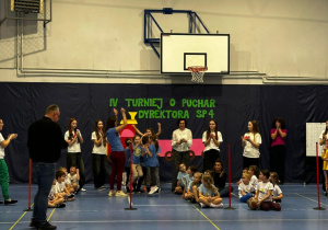 Dzieci na sali gimnastycznej biorą udział w turnieju.