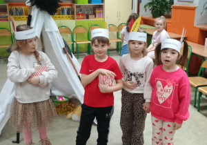 Dziecko z malunkiem na twarzy.