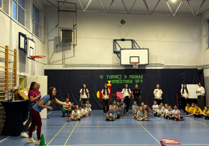 Dzieci na sali gimnastycznej biorą udział w turnieju.