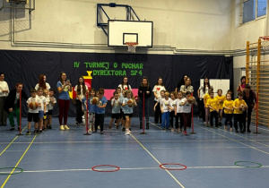 Dzieci na sali gimnastycznej biorą udział w turnieju.