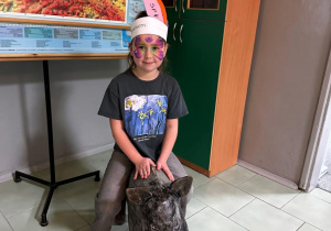 Dziecko z malunkiem na twarzy.