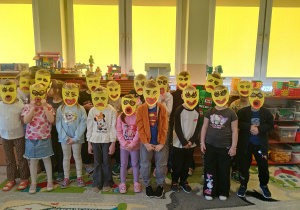 Dzieci w żółtych maskach.
