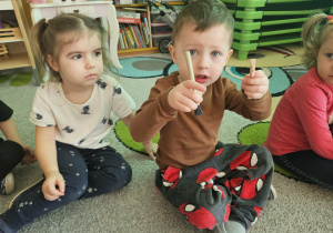 Dzieci oglądają narzędzia paleontolaga.