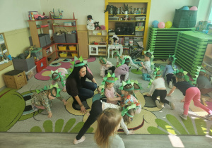 Dzieci jako dinozaury podczas zabawy ruchowej.