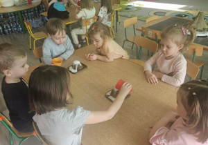 Dzieci oglądają wybuch wulkanu.