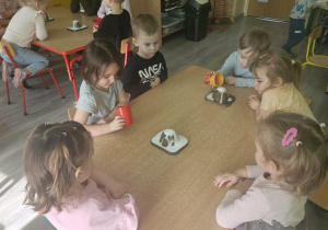 Dzieci oglądają wybuch wulkanu.