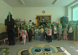 Dzieci jako dinozaury podczas zabawy ruchowej.