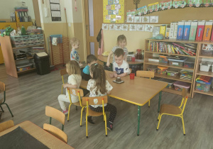 Dzieci oglądają wybuch wulkanu.