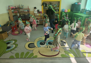 Dzieci jako dinozaury podczas zabawy ruchowej.