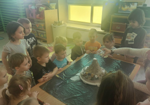 Dzieci oglądają wybuch wulkanu.