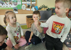 Dzieci oglądają narzędzia paleontolaga.