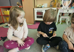 Dzieci oglądają narzędzia paleontolaga.