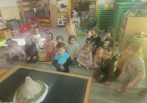 Dzieci oglądają wybuch wulkanu.