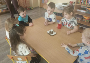 Dzieci oglądają wybuch wulkanu.