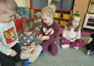 Dzieci oglądają narzędzia paleontolaga.