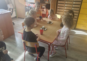 Dzieci oglądają wybuch wulkanu.