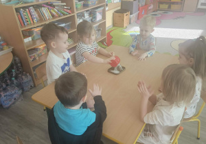 Dzieci oglądają wybuch wulkanu.