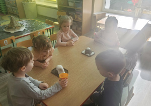 Dzieci oglądają wybuch wulkanu.