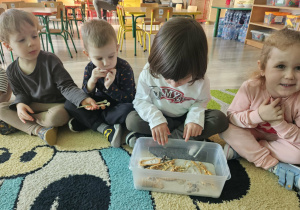 Dzieci oglądają narzędzia paleontolaga.