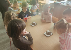 Dzieci oglądają wybuch wulkanu.