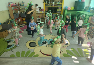 Dzieci jako dinozaury podczas zabawy ruchowej.