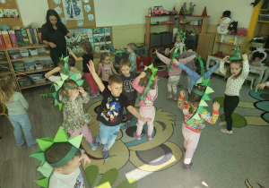 Dzieci jako dinozaury podczas zabawy ruchowej.