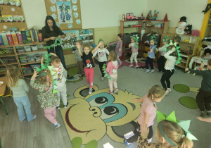 Dzieci jako dinozaury podczas zabawy ruchowej.