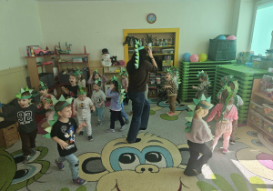 Dzieci jako dinozaury podczas zabawy ruchowej.