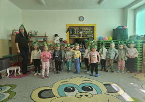 Dzieci jako dinozaury podczas zabawy ruchowej.