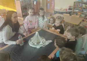 Dzieci oglądają wybuch wulkanu.