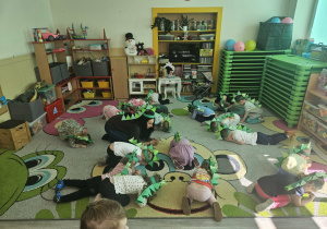 Dzieci jako dinozaury podczas zabawy ruchowej.