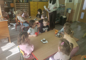 Dzieci oglądają wybuch wulkanu.