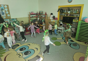 Dzieci jako dinozaury podczas zabawy ruchowej.