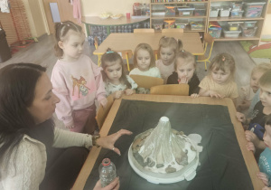 Dzieci oglądają wybuch wulkanu.