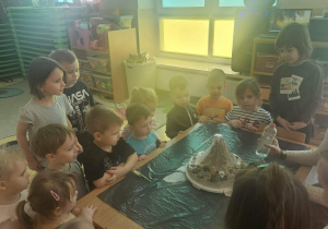 Dzieci oglądają wybuch wulkanu.