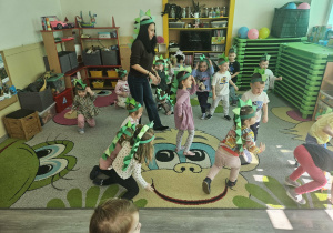 Dzieci jako dinozaury podczas zabawy ruchowej.