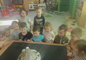 Dzieci oglądają wybuch wulkanu.