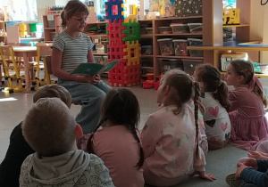 uchają czytanej bajki przez zaproszonego gościa.