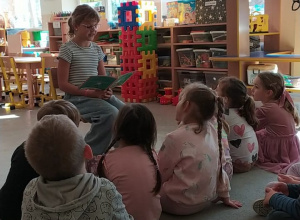 Rodzice czytają dzieciom.