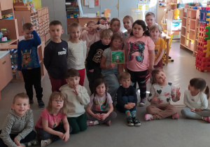 uchają czytanej bajki przez zaproszonego gościa.