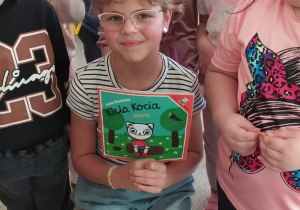 uchają czytanej bajki przez zaproszonego gościa.