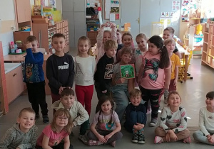 uchają czytanej bajki przez zaproszonego gościa.