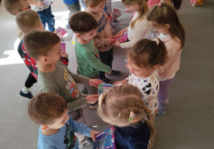 Dzieci wręczają sobie podarki.