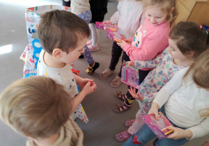 Dzieci wręczają sobie podarki.