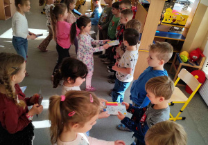 Dzieci wręczają sobie podarki.